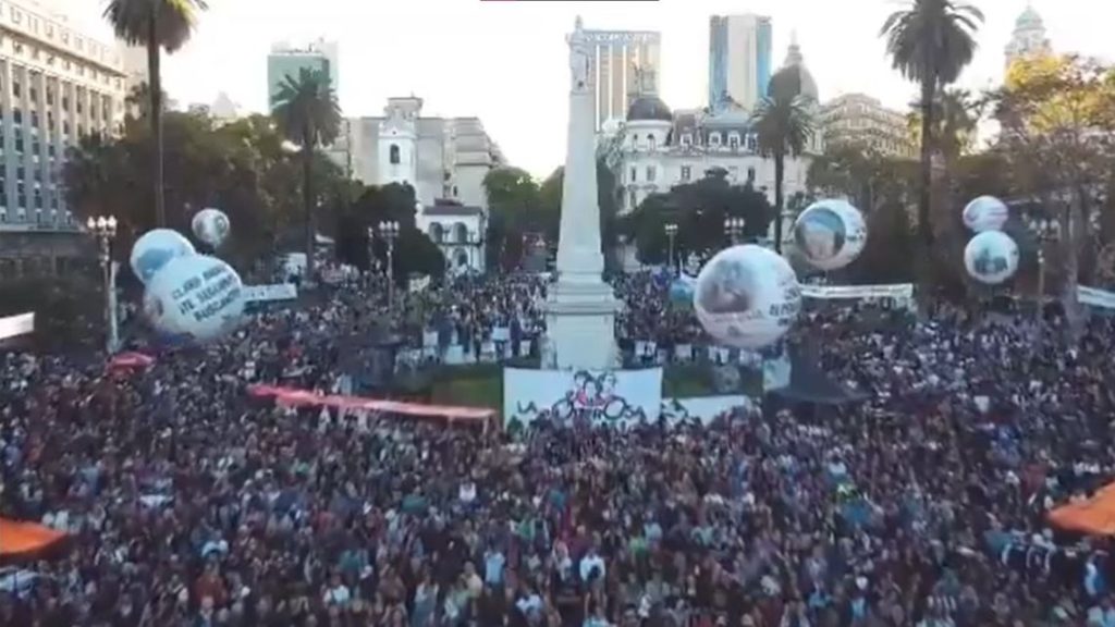 Plaza de Mayo custodia la Memoria: vigilia masiva a 50 años del golpe ...